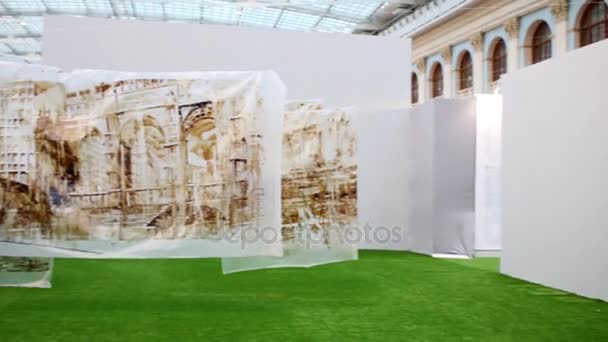 Экспозиция на Фестивале Архитектуры 2013 в выставочном центре — стоковое видео