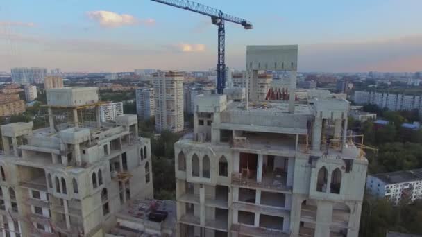 Building site of dwelling complex with crane — Stock Video