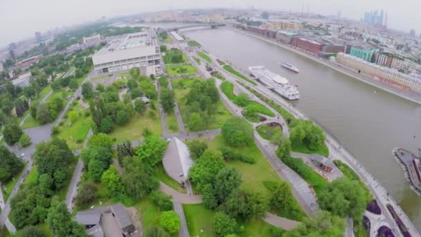 Parque en muelle no muy lejos de la estatua de Pedro el Grande y rascacielos — Vídeos de Stock