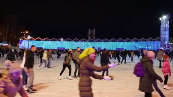 La gente descansa y se divierte en la pista. — Vídeos de Stock