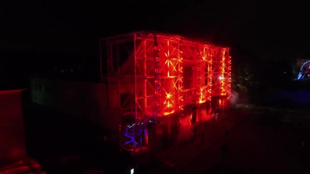 Pavillonfassade mit Lichtshow während des Festivals — Stockvideo