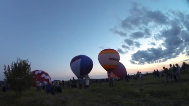 Αέρα μπαλόνια που φουσκώνουν στο πεδίο — Αρχείο Βίντεο