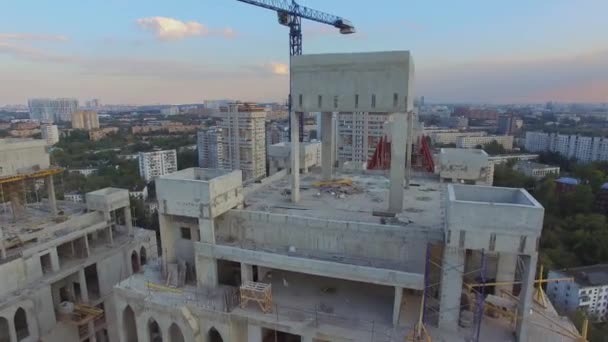 Site de construction du complexe d'habitation avec grue — Video