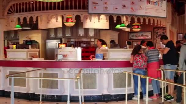Gente en la cafetería en Disneyland — Vídeos de Stock