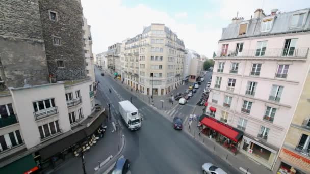 Crossroad car and pedestrian traffic against hotel — Stock Video