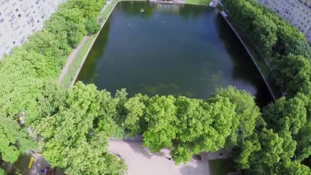 Árboles alrededor de Patriarshy estanque en el parque — Vídeos de Stock