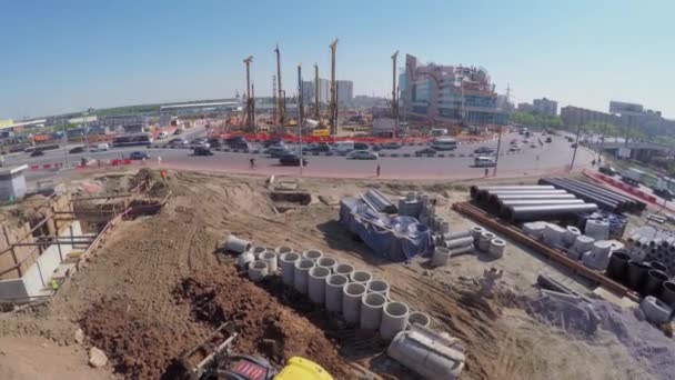 Строительная площадка Северо-Восточного тоннеля МКЗД вблизи автомагистрали — стоковое видео