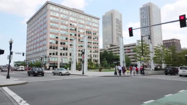 Människor går på övergångsställe i Boston — Stockvideo