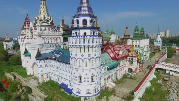 Castle wall of architectural complex of entertainment center Kremlin — Stock Video