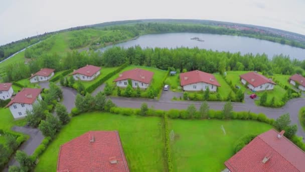 Várias casas na margem do lago — Vídeo de Stock