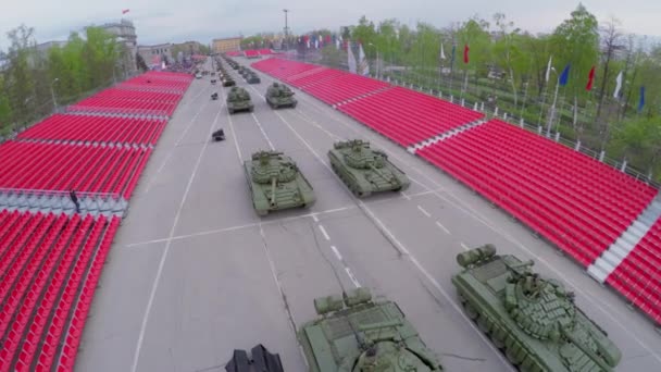 Motorcade militar con tanques se mueve a lo largo de tribunes vacíos — Vídeo de stock