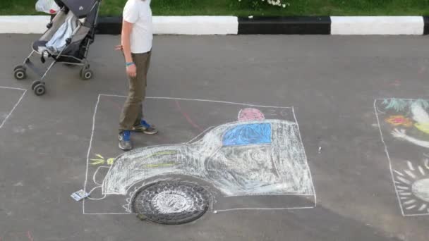 Ten chlapec nakreslit auto na mezinárodní den dětí — Stock video