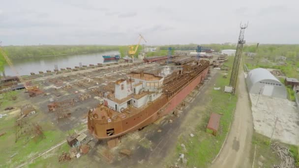 Darsena con nave incompiuta sulla riva del fiume — Video Stock