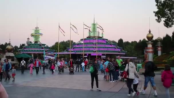 Kosmiczne atrakcje i ludzi wieczorem w Disneylandzie — Wideo stockowe