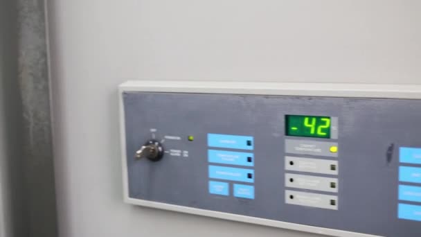 Indicación de paneles de refrigeradores en el centro donante de sangre . — Vídeos de Stock