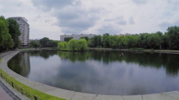 Etang Egersky avec des plantes et des maisons sur le rivage — Video