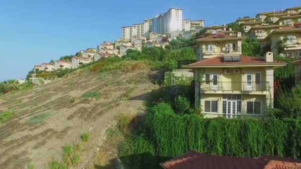 Complexo turístico de Gold City com muitas casas no dia ensolarado de verão — Vídeo de Stock