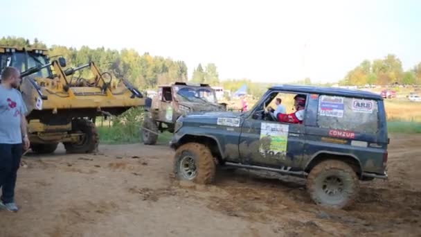 Traktor schleppt Geländewagen in den Regenwald — Stockvideo