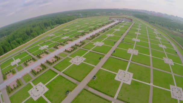Territorio del Cementerio Federal Memorial y paisaje urbano en el horizonte — Vídeos de Stock