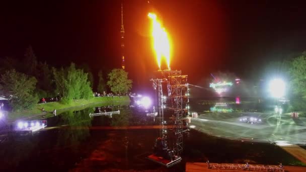 Fuegos artificiales en el escenario con equipo de luz en el estanque del jardín — Vídeos de Stock
