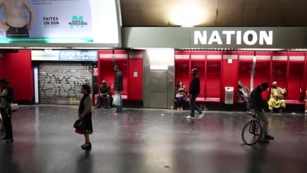人々 は、パリの地下鉄で電車を待つ — ストック動画