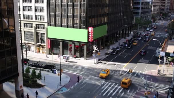 Gatan med rörliga taxibilar i New York — Stockvideo
