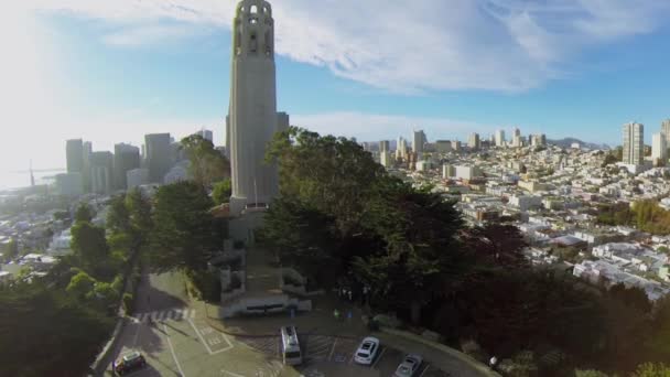 Paisaje urbano con Coit Tower en un día soleado — Vídeos de Stock