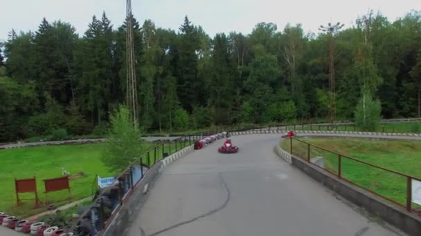 运动员在车开车在赛马跑道 — 图库视频影像