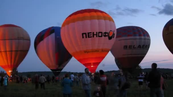 Fotoğraf çekme kişi hava balonları şişirilmiş — Stok video