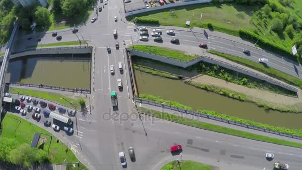 Городское движение на мосту и набережной Яузы весной — стоковое видео