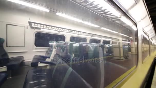 Train moderne debout sur la gare — Video