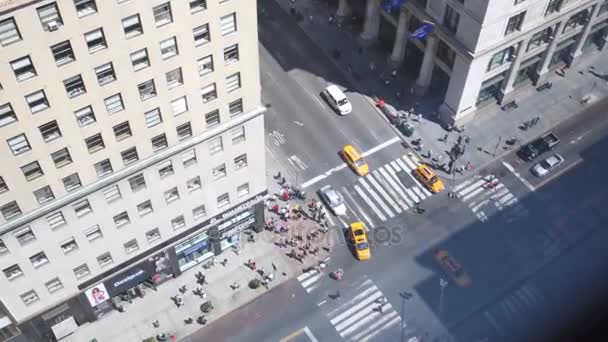 Tráfico en encrucijada con edificios altos modernos — Vídeo de stock