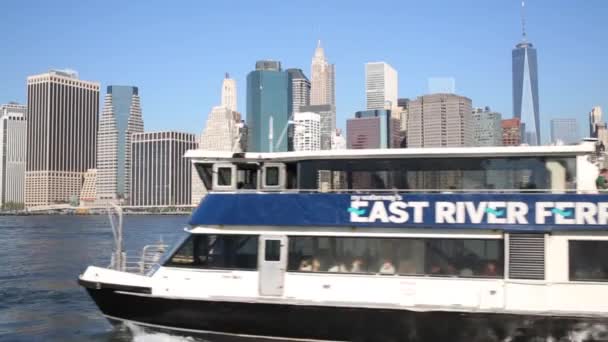 Manhattan och fartyget i New York — Stockvideo