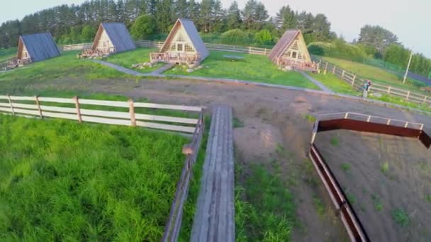 Çiftçi-turist ev Popov çayırda özel daireler — Stok video