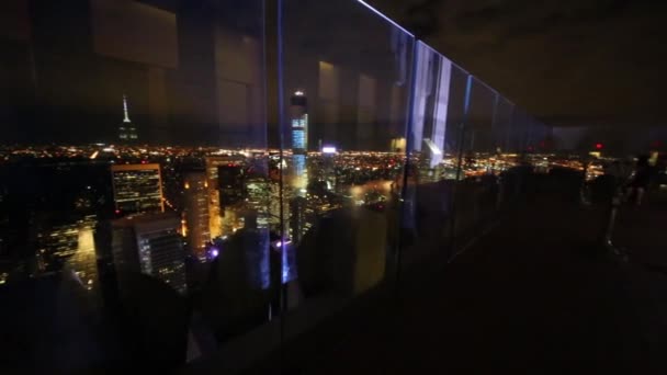 Pont d'observation du bâtiment de grande hauteur la nuit — Video