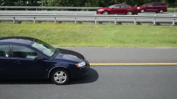 Движение автомобилей по шоссе — стоковое видео