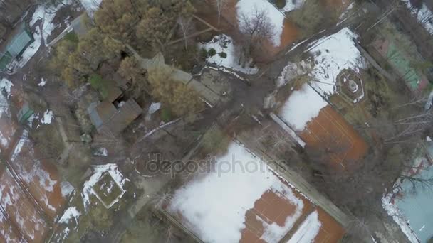 Tennisbanen vallende sneeuw onder planten — Stockvideo