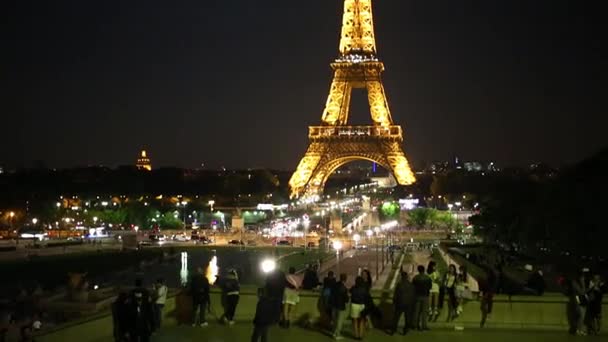 Turistas y Torre Eiffel de noche en París — Vídeo de stock