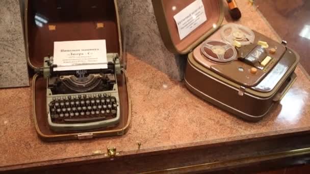 Пишущие машинки в музее в милиции Москвы — стоковое видео