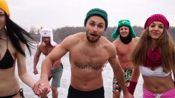 Mannen en vrouwen in ondergoed op ijsbaan — Stockvideo