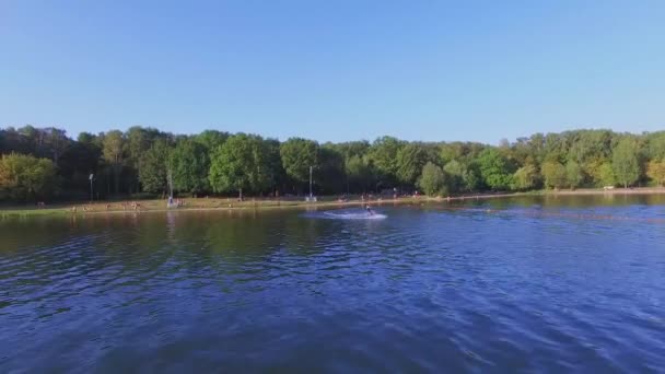 El hombre monta en wakeboard por la superficie del agua — Vídeos de Stock