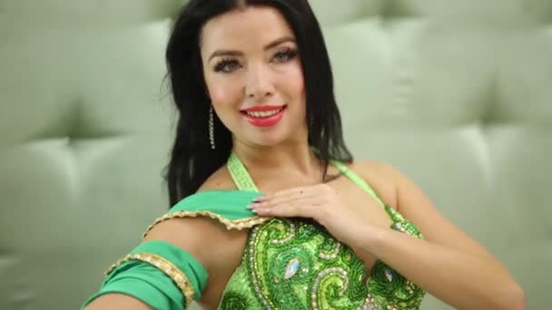 Flicka modell i orientalisk stil dräkt poser — Stockvideo