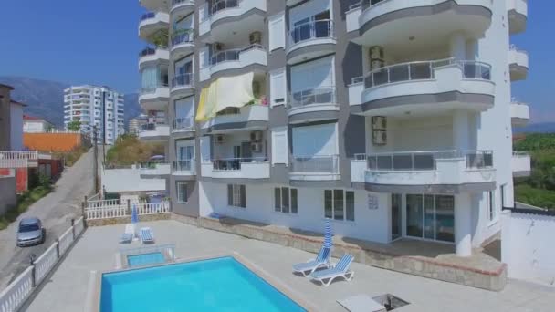 Ulker 3 residence con piscina durante la giornata estiva — Video Stock