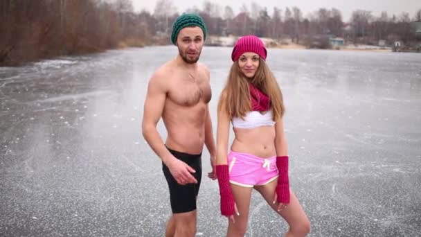 Man and woman poses on ice rink — Stock Video