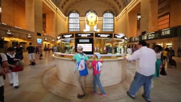 그랜드 센트럴 역에서 티켓을 구매 하는 사람들 — 비디오