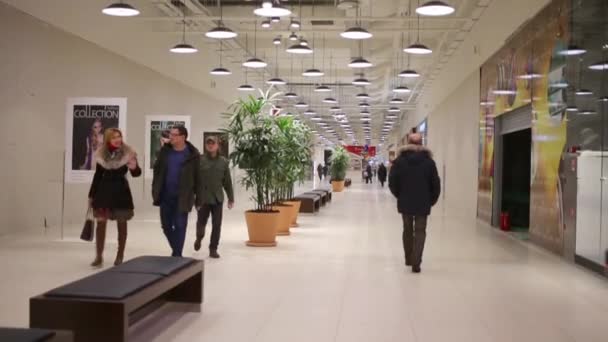 Människor gå ned korridoren i Aviapark — Stockvideo