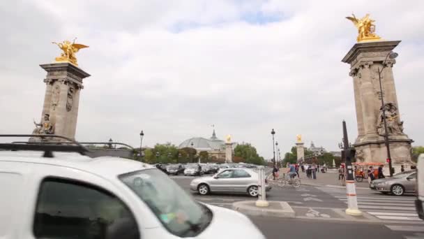 Tráfego de carro no cruzamento com a ponte de Alexandre III — Vídeo de Stock