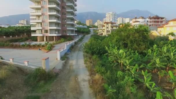 Betoneira passeios perto de campos e casas — Vídeo de Stock