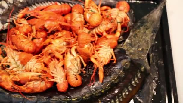 Crayfishes and baked sturgeons on tray — Stock Video