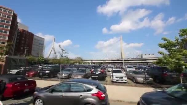 Rörelse på gatan och utsikt över Bunker Hill Bridge — Stockvideo